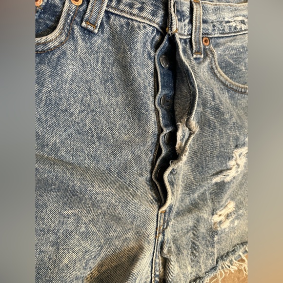 LEVI’S 501 Distressed Denim Shorts - Picture 5 of 5